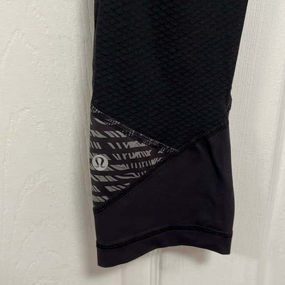 Lululemon black/gray feather stripe crop leggings – size 4 - Picture 4 of 7